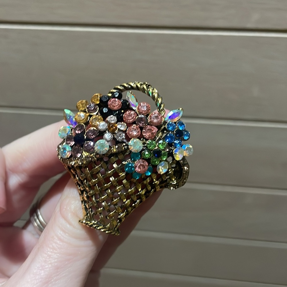 Basket of Flowers Brooch - Picture 4 of 4